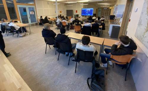 Spanskklassen på skolen fulgte spent med på radiosendingen.